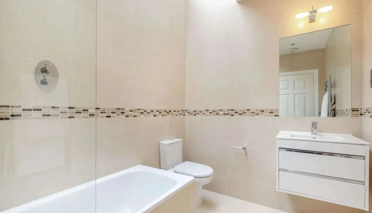Fully equipped bathroom in Three Falcons serviced apartment for a relaxing stay